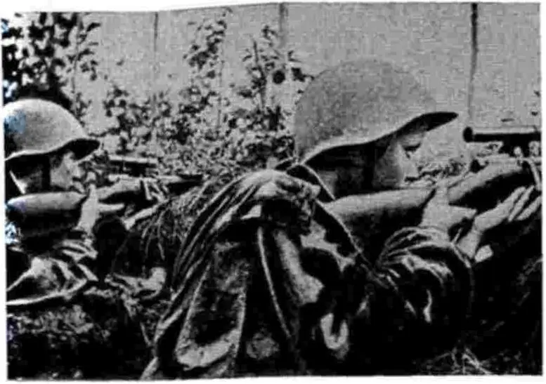 В засаде П Крестьянинова слева и А Носова Фото 1943 г Девочки вы - фото 8
