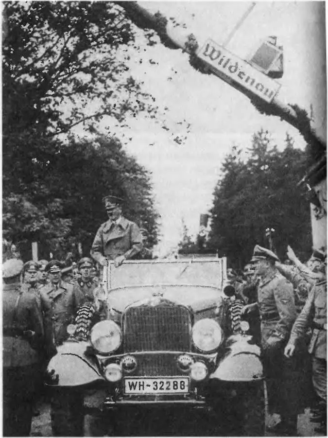 Октябрь 1938 г Торжествующий Адольф Гитлер въезжает в аннексированную у - фото 3