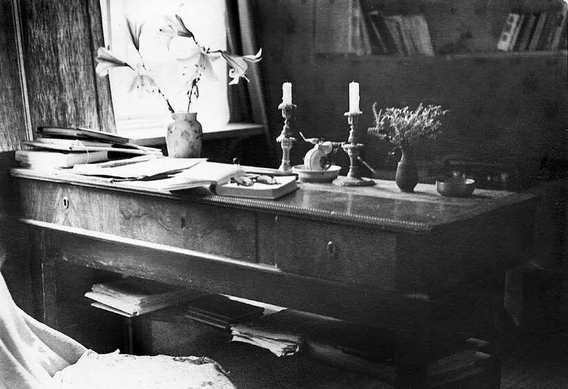 Стол Ахматовой в Комарово Фото Иосифа Бродского По этому обыгрыванию в стихах - фото 5