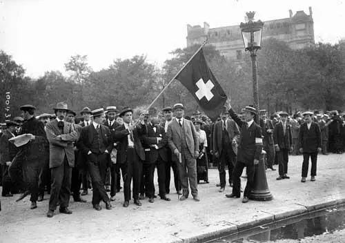 В ноябре 1918 года страну охватила всеобщая забастовка в которой приняло - фото 55