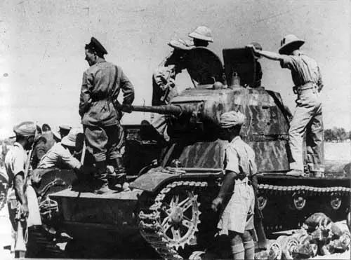 Индийские солдаты у советского танка Т26 в Иране 1941 год Использование - фото 85