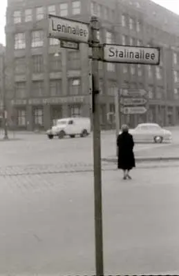 Строительство на Stalinallee в Берлине В Берлине же 1 августа 1951 года был - фото 141
