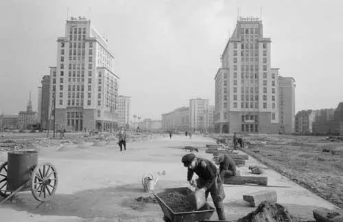 Строительство на Stalinallee в Берлине В Берлине же 1 августа 1951 года был - фото 142