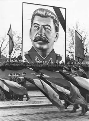 На центральных площадях в Дрездене Ростоке Лейпциге и других городах - фото 143