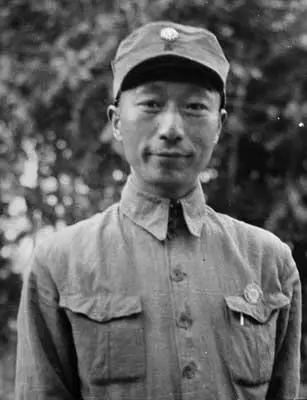 товарищ Нэ Жунчжэнь в 1940 году как раз посередине между обучением в СССР и - фото 164