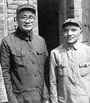 Командующий 129й дивизии Лю Бочен и комиссар Дэн 1940е годы Коммунисты Мао - фото 172