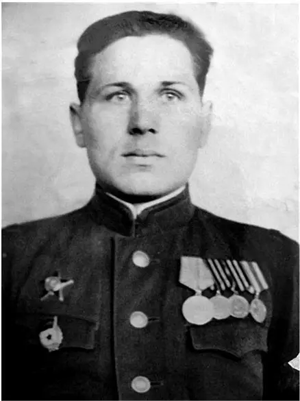 Александр Николаевич Романенко 1945 год Двери были открыты у окна стоял - фото 15