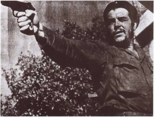 Верхом на муле в лесах под СантаКларой 1958 г После битвы за СантаКлару - фото 21