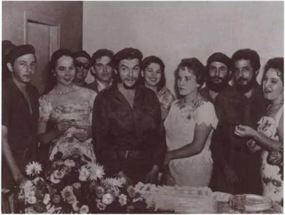 Два команданте на рыбалке Фидель и Че 1960 г С родителями в Гаване 1959 г - фото 27