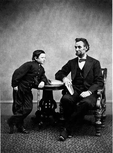 Авраам Линкольн с сыном Тадом Фото А Гарднера 10 апреля 1865 г Линкольн в - фото 53
