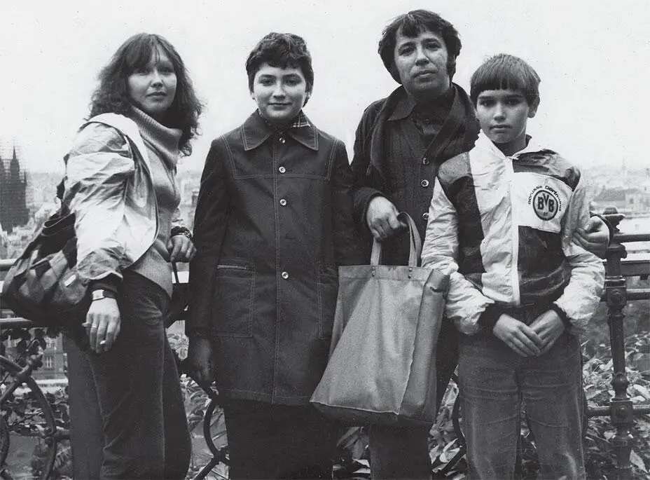Виктория Мочалова Павел и Виктор Пивоваровы Антон Прага 1980 г Первый - фото 9