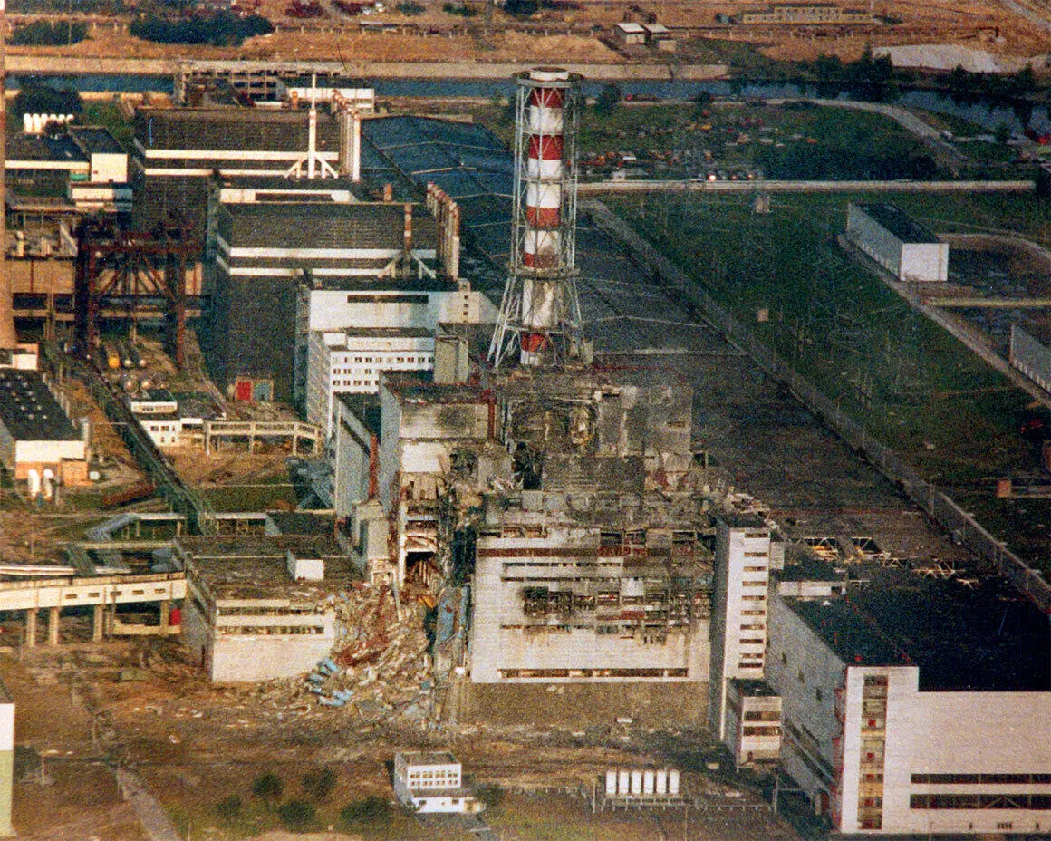 Общий вид разрушенного 4го блока Чернобыльской АЭС Май 1986 г РГАСПИ Фонд - фото 41