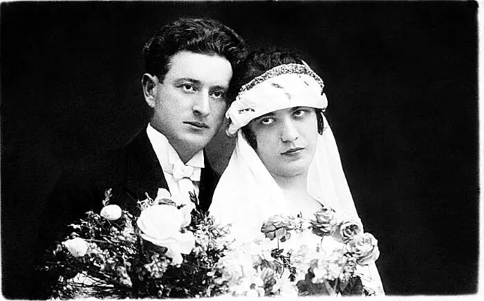 Свадебная фотография Бернарда и Розы Шпигель 1923 год Рения с двоюродной - фото 1