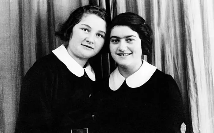 Рения с двоюродной сестрой Лилой Приблизительно 1933 год Рения и Арина - фото 2