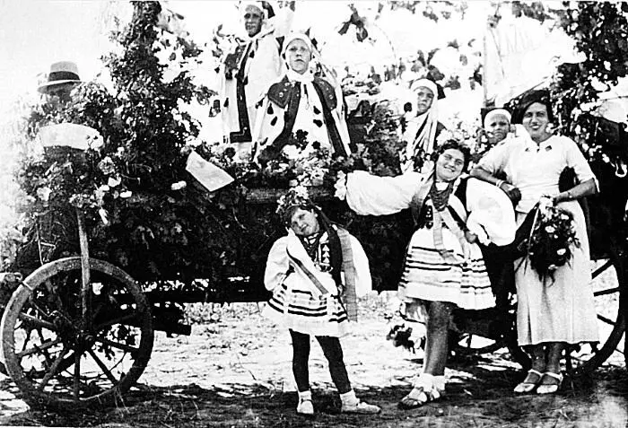 По порядку слева направо стоят Элизабет Рения и Роза 1936 Роза и Элизабет в - фото 11