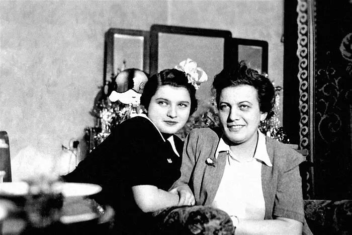 Норка и Рения в Пшемысле Приблизительно 1940 год Рения и Роза в варшавском - фото 17