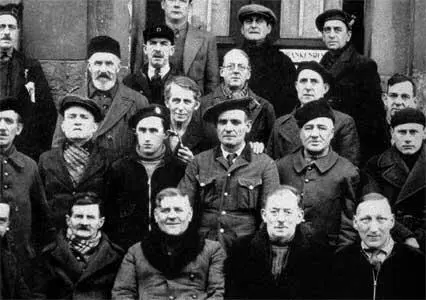 В лагере для интернированнных Вудхаус в очках в третьем ряду 1941 1941 - фото 16