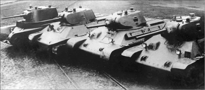 Довоенные советские танки Слева направо БТ7 А8 А20 Т3476 с пушкой - фото 30