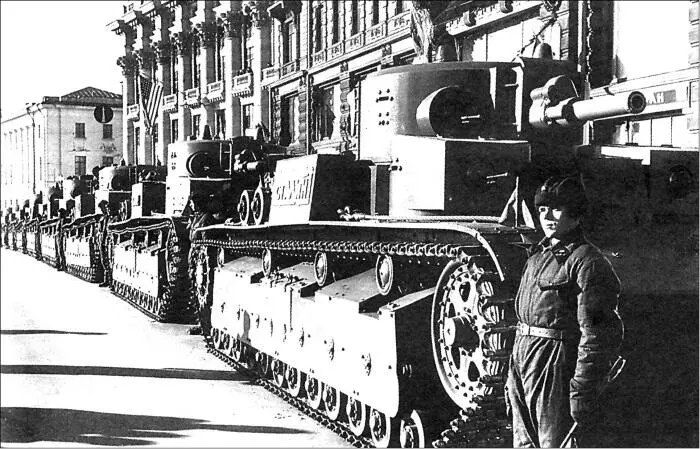 Танки Т28 перед парадом на Красной площади 7 ноября 1940 г Танки КВ1 - фото 31