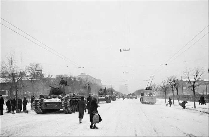 Танки КВ1 после парада на Красной площади идут на фронт Танки Т35 с - фото 32