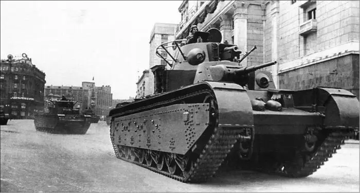 Танки Т35 с коническими башнями въезжают на Красную площадь Советский танк - фото 33
