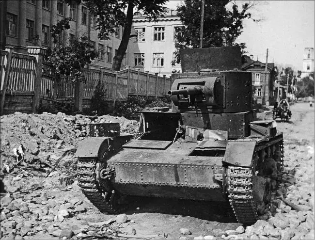 Советский танк Т26 в Смоленске Июль 1941 г Немецкие солдаты осматривают - фото 34