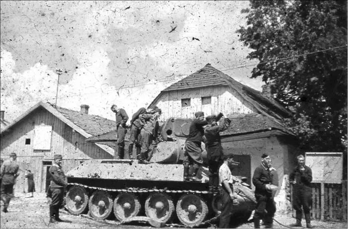 Немецкие солдаты осматривают советский танк Т3476 захваченный на улицах - фото 35