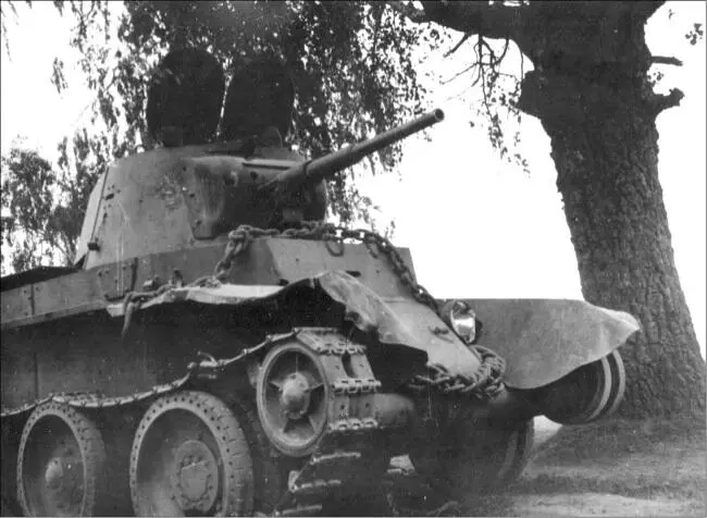 Подбитый советский легкий танк БТ7 Немецкие солдаты изучают брошенный - фото 36
