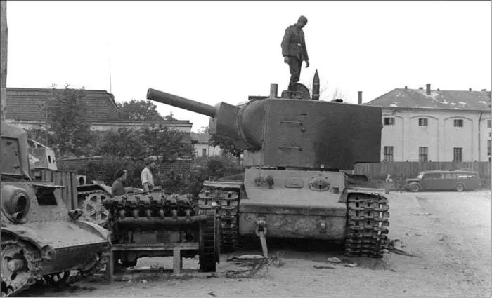 Немецкие солдаты изучают брошенный советский тяжелый танк КВ2 Танки Т60 - фото 37