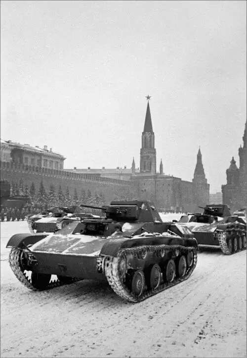 Танки Т60 проходят по Красной площади во время парада 7 ноября 1941 г - фото 38