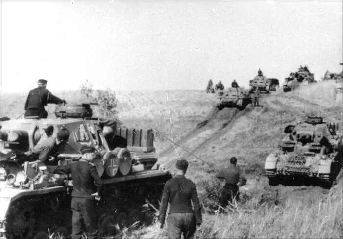 Танки PzKpfw IV и два танка PzKpfw II в июне 1941 г Железнодорожный - фото 39