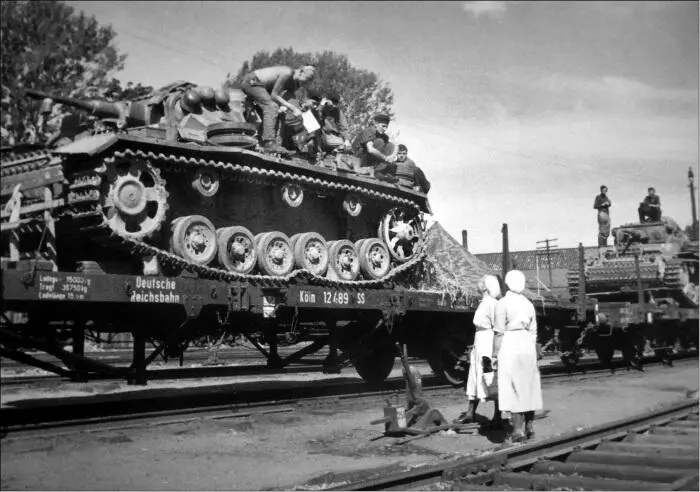 Железнодорожный состав с немецкими танками PzKpfw III на Украине Легкий - фото 40