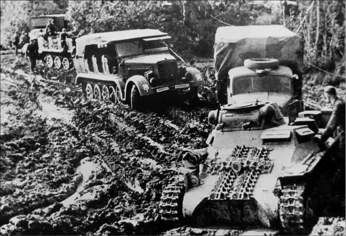 Легкий танк PzKpfw I и другая немецкая техника на дороге под Ржевом - фото 41