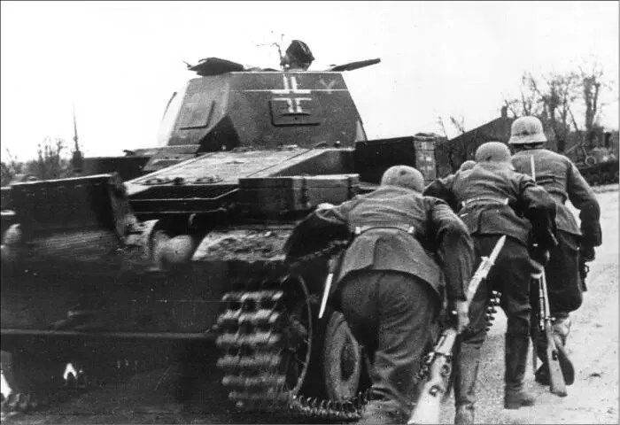 Немецкие солдаты укрываются за танком PzKpfw II Ausf C Танк PzKpfw III - фото 42