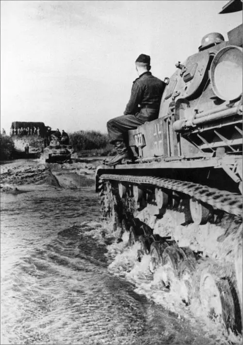 Немецкие танки PzKpfw IV переправляются через реку на Восточном фронте - фото 45