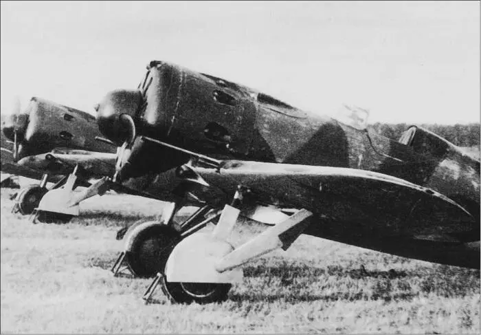 Советские истребители И16 Построение экипажей самолетов У2 на аэродроме у - фото 46