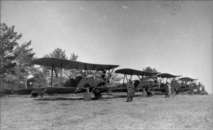 Построение экипажей самолетов У2 на аэродроме у своих машин Советские - фото 47