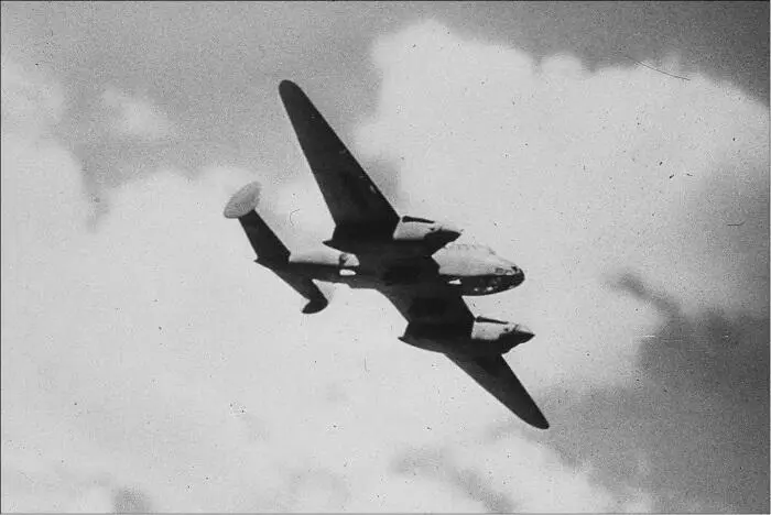 Советский пикирующий бомбардировщик Пе2 в полете ЛаГГ3 в воздухе - фото 50