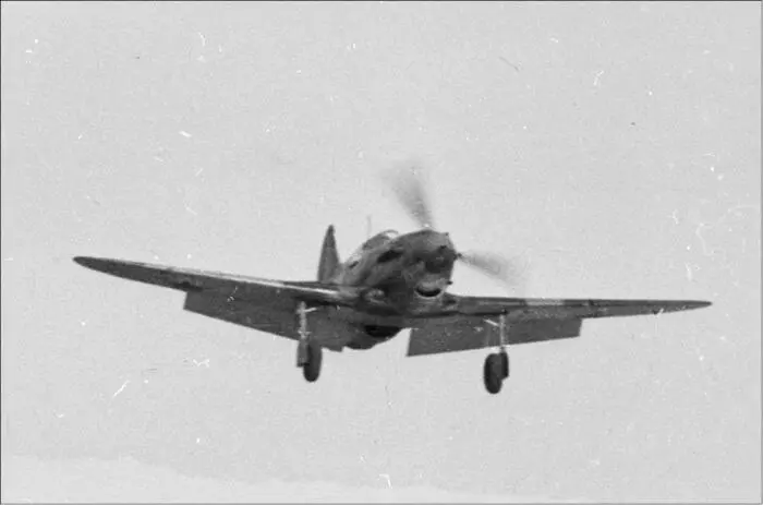 ЛаГГ3 в воздухе Советский бомбардировщик Су2 на аэродроме перед боевым - фото 51