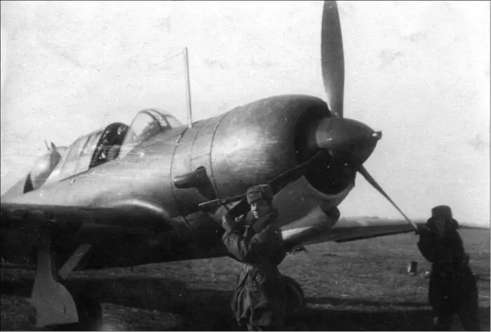 Советский бомбардировщик Су2 на аэродроме перед боевым вылетом Советский - фото 52
