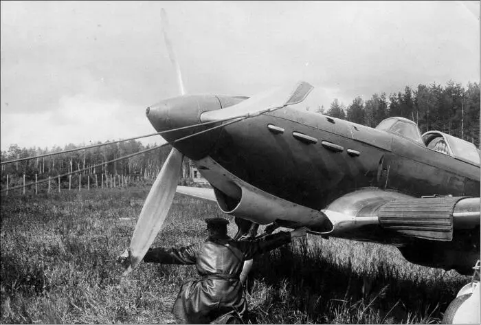 Советский истребитель Як1 первых серий Бомбардировщик He111 летит в - фото 53
