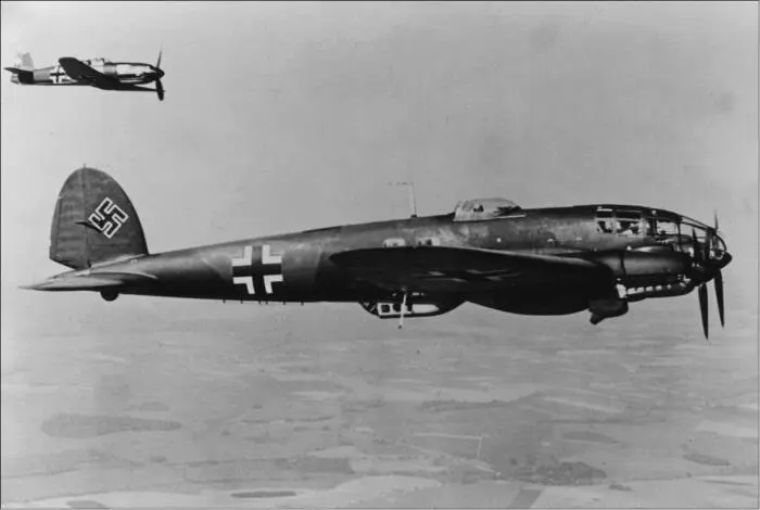 Бомбардировщик He111 летит в сопровождении истребителя He100 Немецкий - фото 54