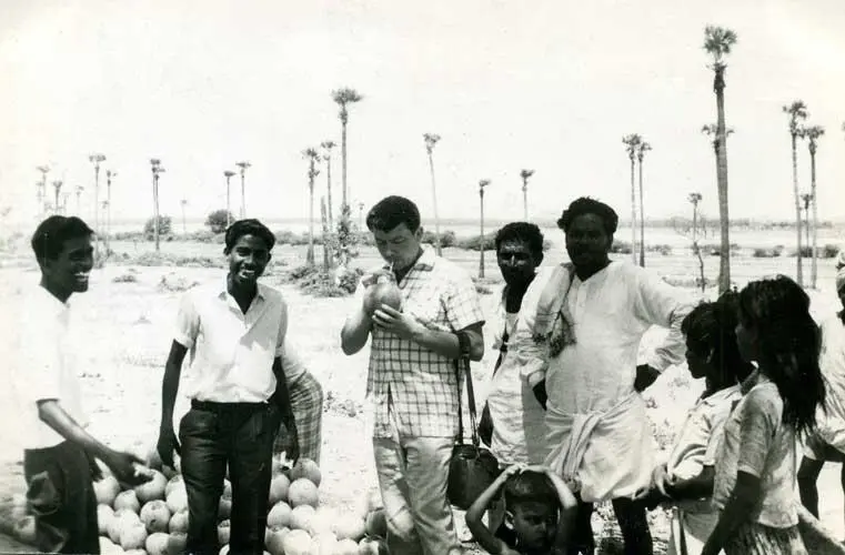 Индия Апрель 1967 года Я пошёл один по тихой улице заросшей тропическими - фото 53