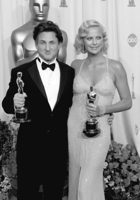 Шарлиз Терон и Шон Пенн на церемонии вручения кинопремии Оскар 2000е гг Я - фото 25