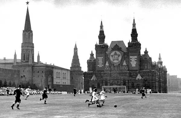 Матч на Красной площади Петербург 1911 Первая встреча русских футболистов с - фото 32