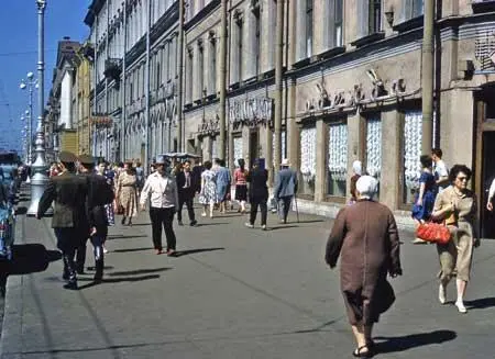 Живая память с возрастом тускнеет а я не столь велик чтоб эту ношу нести - фото 26