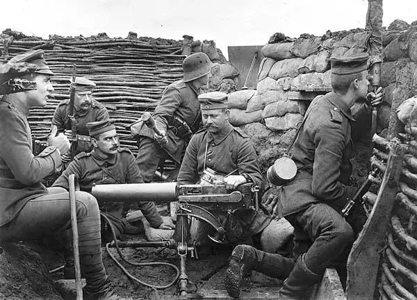 Германские солдаты в окопах во время Первой мировой войны Летом 1917 г я - фото 31