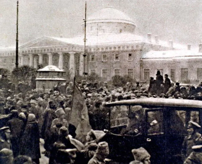 Революционные толпы перед Таврическим дворцом 1 14 марта 1917 года - фото 9
