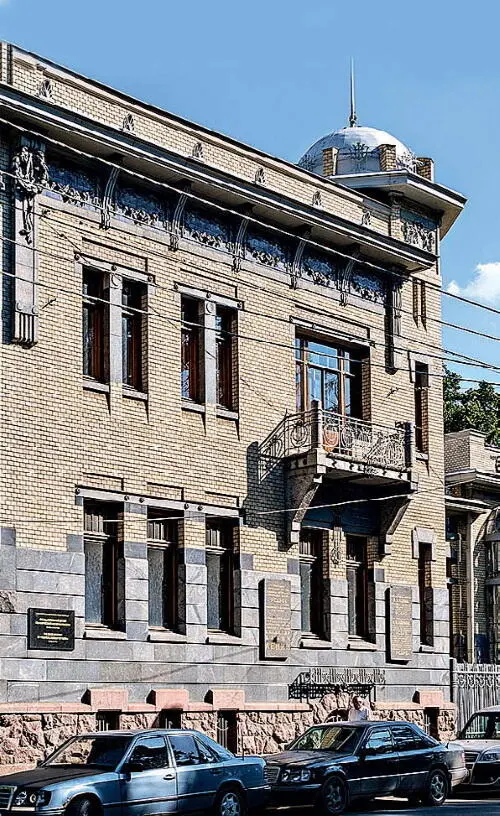 Справа особняк Кшесинской и его исторический балкон в наши дни - фото 29