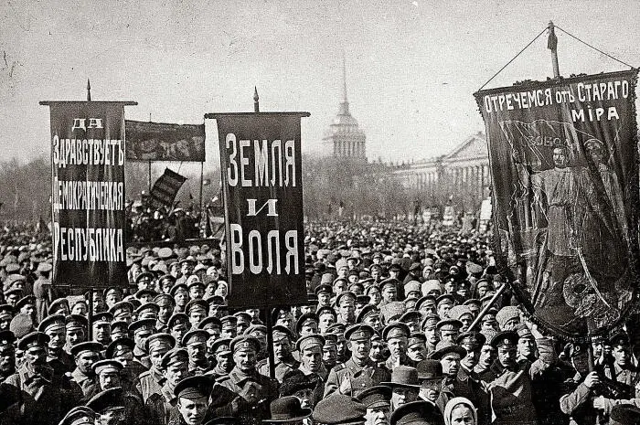 Первомайский митинг на Дворцовой площади 1917 год Кабинет Ленина в - фото 34